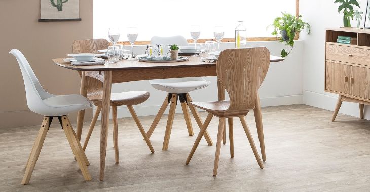 aménager un salon-salle à manger avec une table extensible en bois