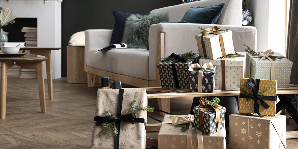 canapé scandinave avec paquets cadeaux