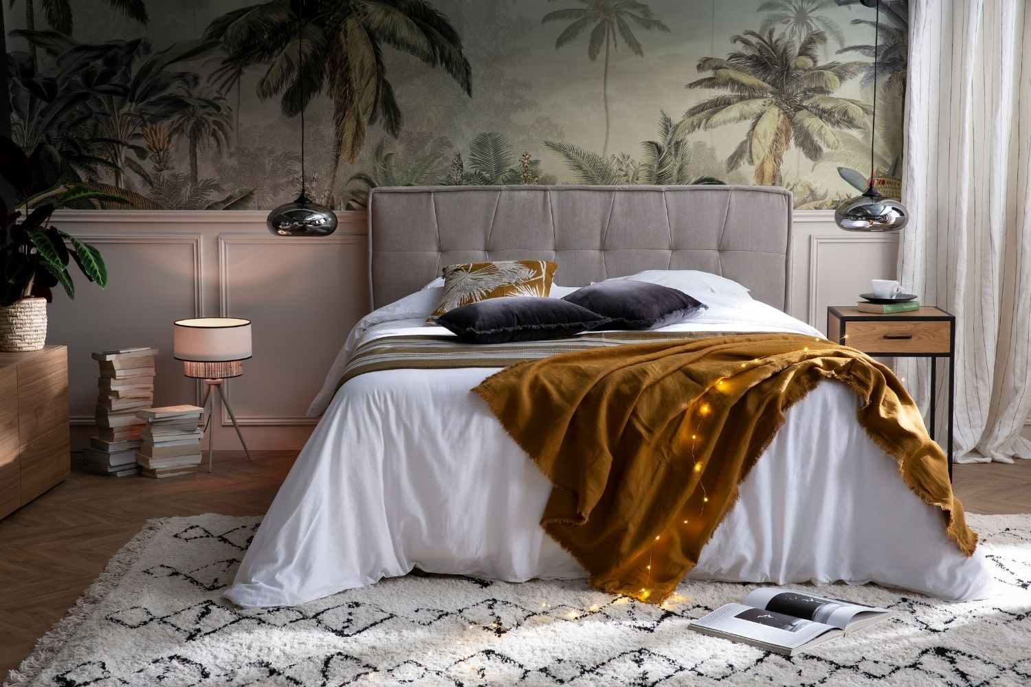 Chambre avec tete de lit en papier peint tropical