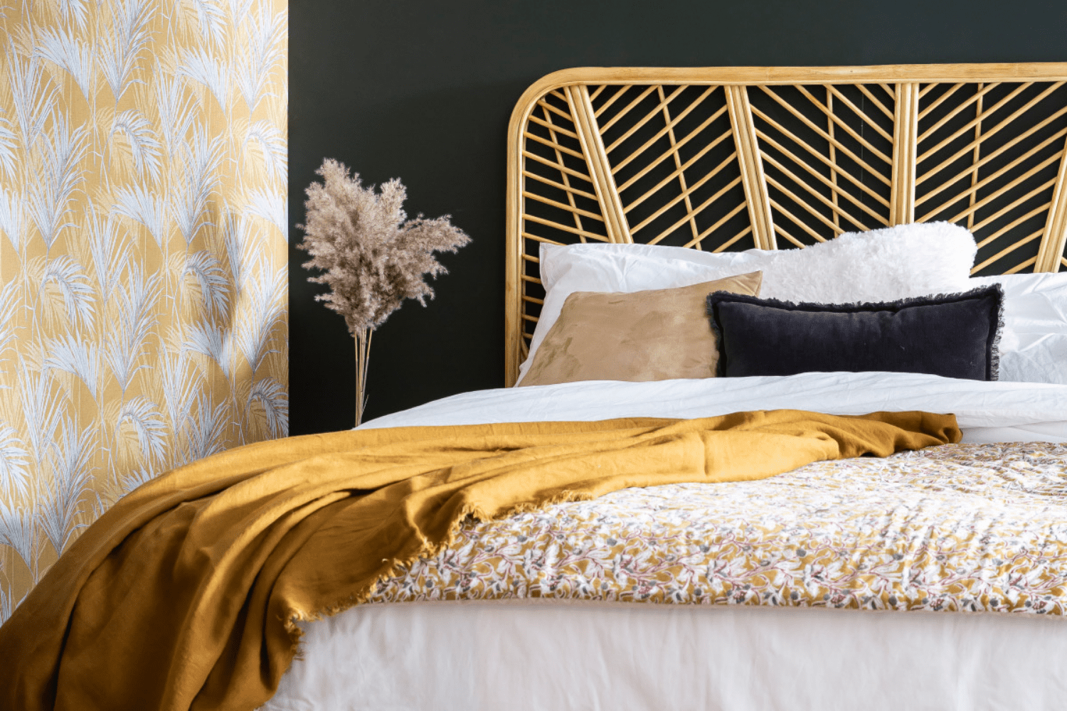 Le camaïeux de jaune et la tête de lit en rotin forment un ensemble cosy et cocooning.
