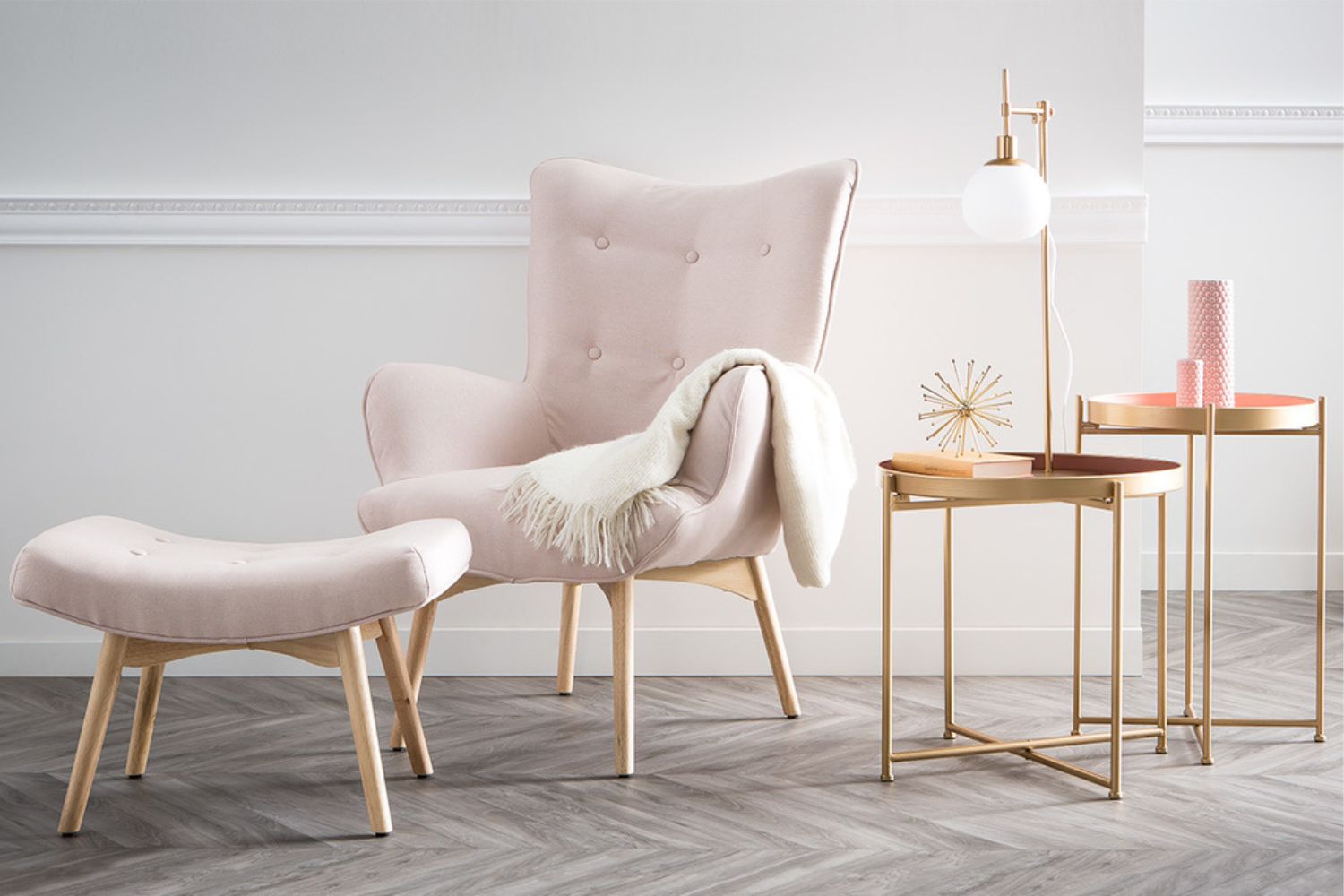 fauteuil-avec-repose-pieds-scandinave-en-tissu-rose-poudre-et-bois-clair-bristol-41186