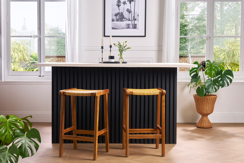 espace cuisine tabourets bois et rotin