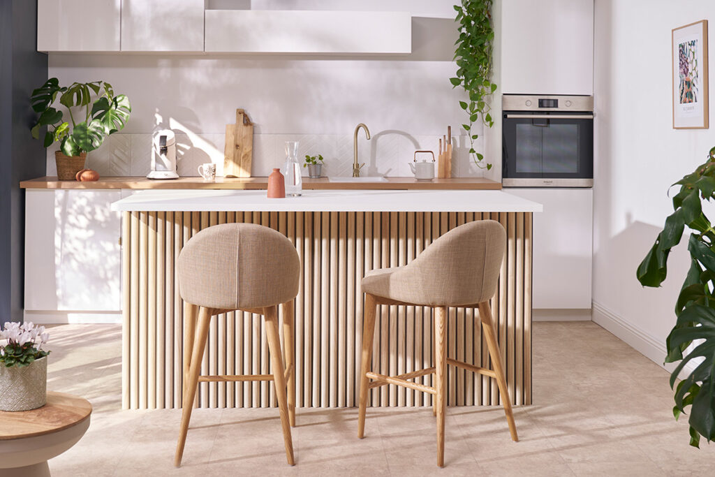 Tabourets de bar scandinaves en tissu beige et frêne massif H66 cm (lot de 2) DALIA