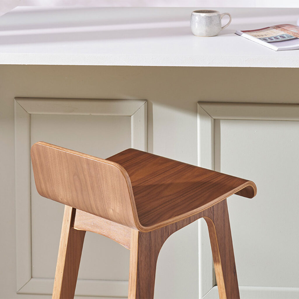Chaise de bar scandinave bois foncé H65 cm BALTIK