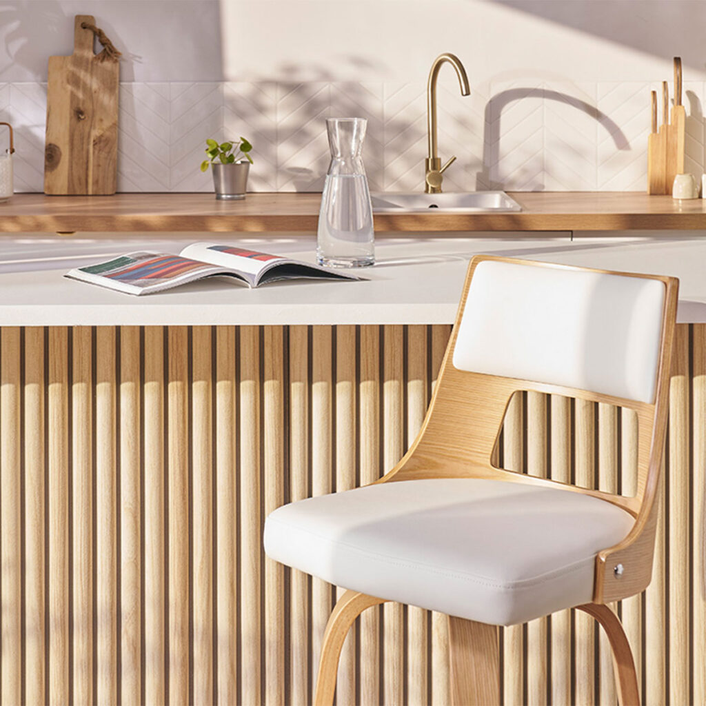 Tabouret de bar scandinave pivotant blanc et bois clair GARBO