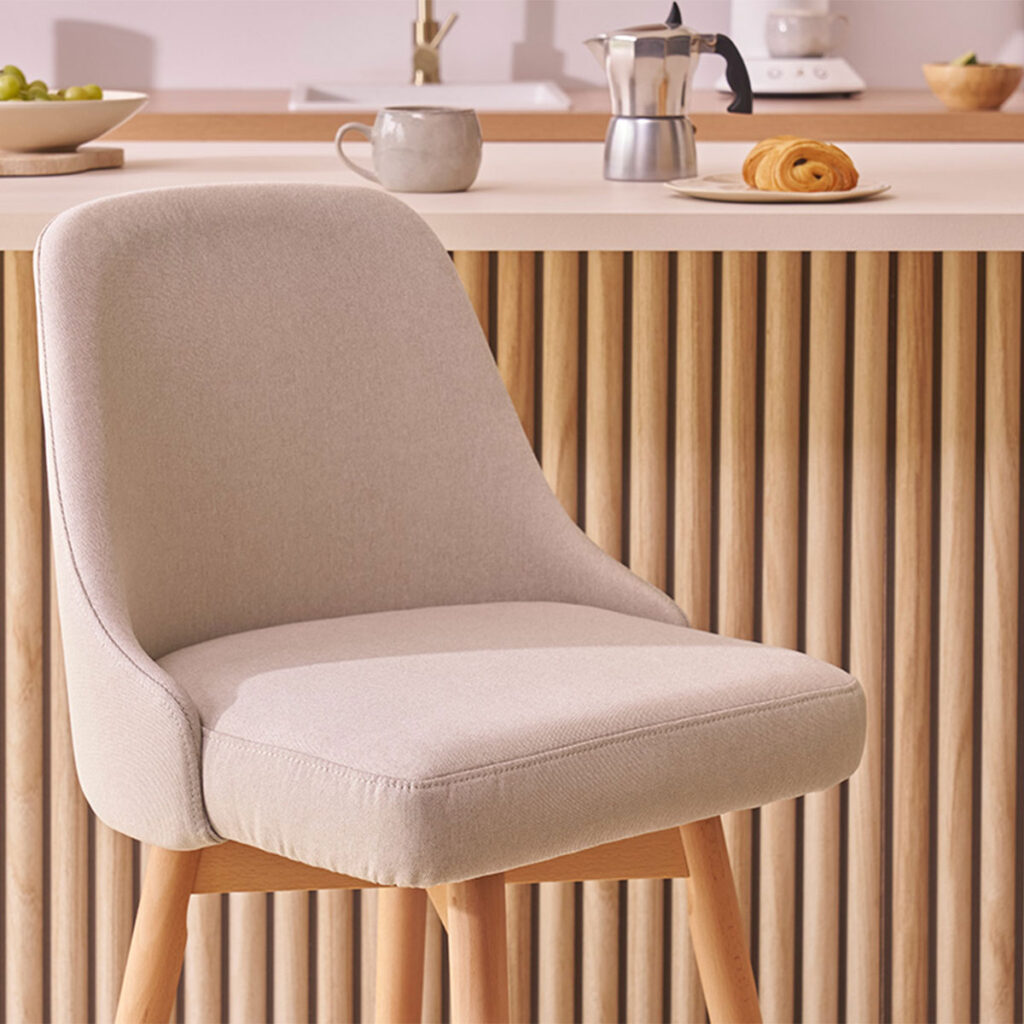 Tabourets de bar scandinaves pivotants 360° en tissu beige et bois hêtre massif H65 cm (lot de 2) HASTA