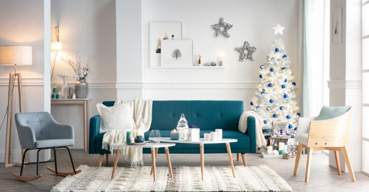 salon scandinave décoré en bleu et blanc polaire