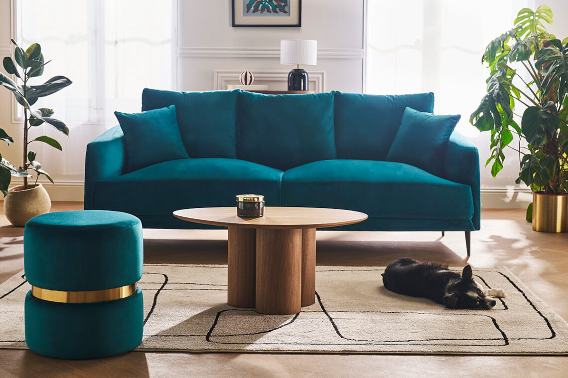 salon avec canapé bleu et pouf bleu pétrole