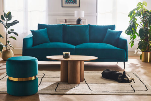 salon avec canapé bleu et pouf bleu pétrole