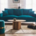 salon avec canapé bleu et pouf bleu pétrole