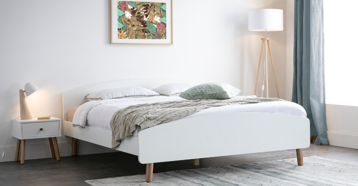 Chambre minimaliste avec lit adapté Feng Shui