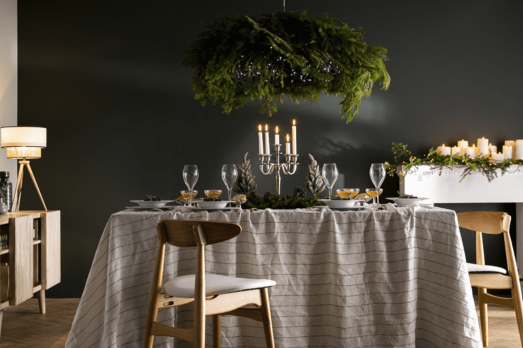 table à manger décoré pour les fêtes de noël