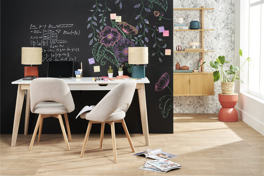 idée décoration pour bureau avec mur en peinture ardoise