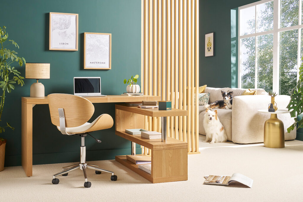 bureau et chaise de bureau avec détails chromé