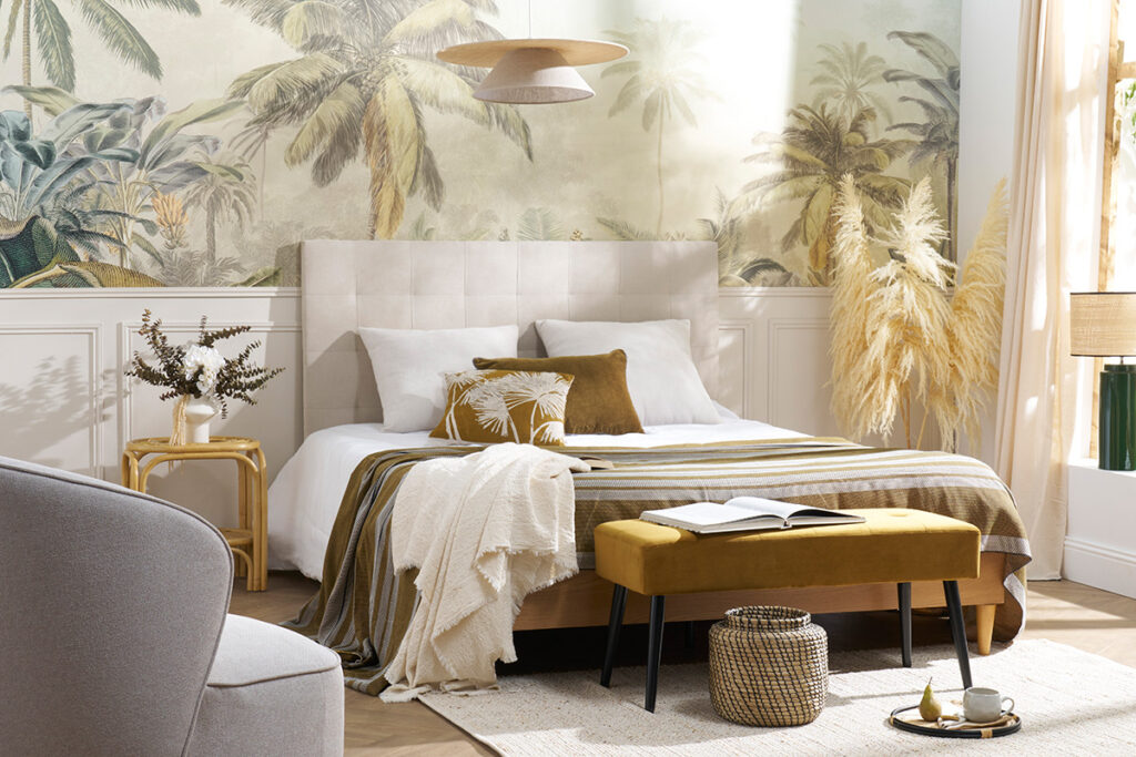 chambre papier peint tropical avec tête de lit et suspension