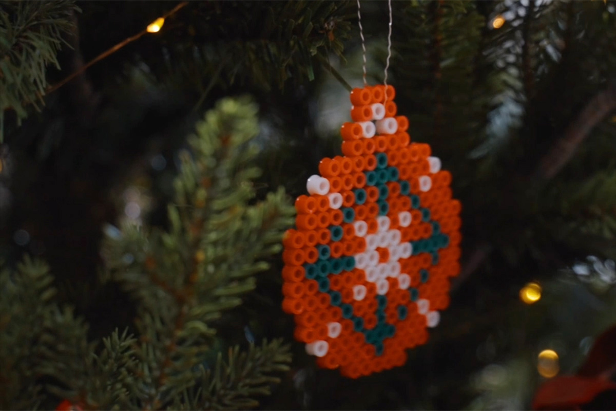 Une boule de Noël au crochet en perles Miyuki