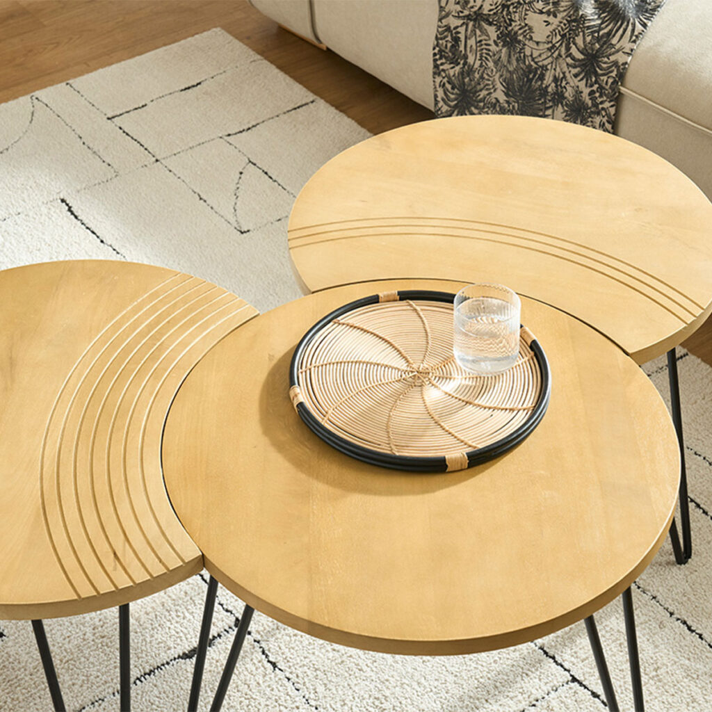 3 tables en bois gravé