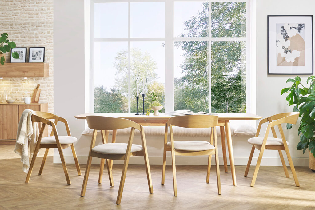 Chaises scandinaves empilables en bois clair chêne et tissu effet laine bouclée blanc cassé (lot de 2) LOVA