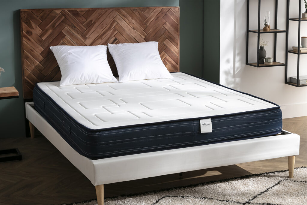 chambre adulte avec lit, matelat et tête de lit bois