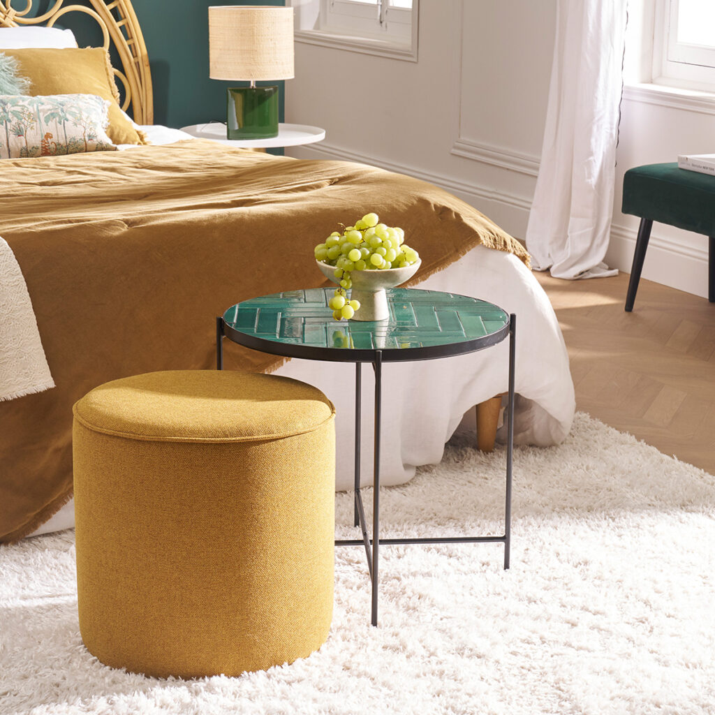 table d'appoint en bout de lit dans chambre adulte