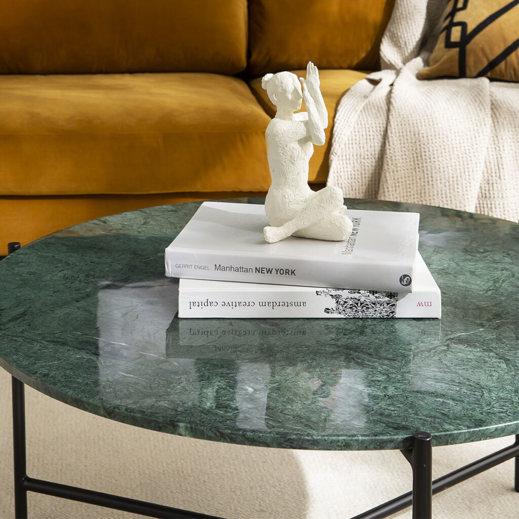 zoom sur table avec statue blanche dessus