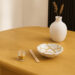 table en bois avec bol blanc réparé