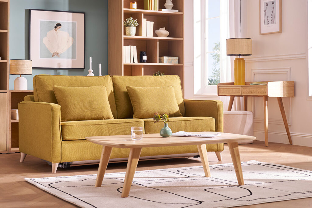 salon avec canapé jaune et meubles bois