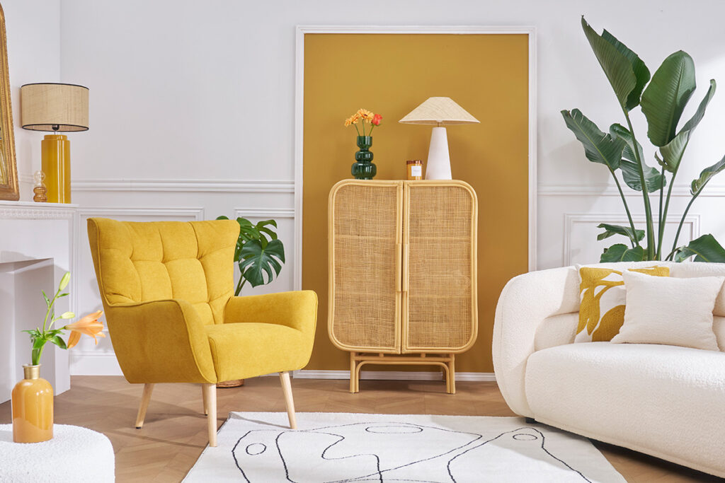 salon lumineux avec fauteuil jaune et mur jaune
