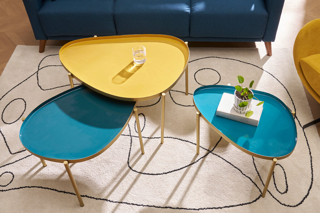 trio de tables basses en métal doré