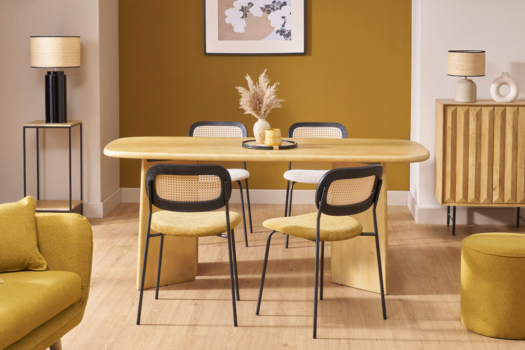 mur jaune dans salle à manger avec chaises jaunes