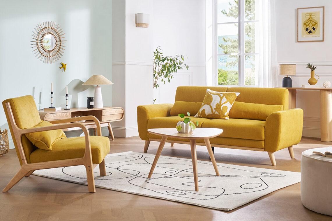 salon avec canapé et fauteuil jaune