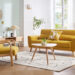 salon avec canapé et fauteuil jaune