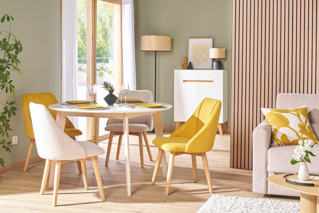 salle à manger avec chaises jaunes et blanches