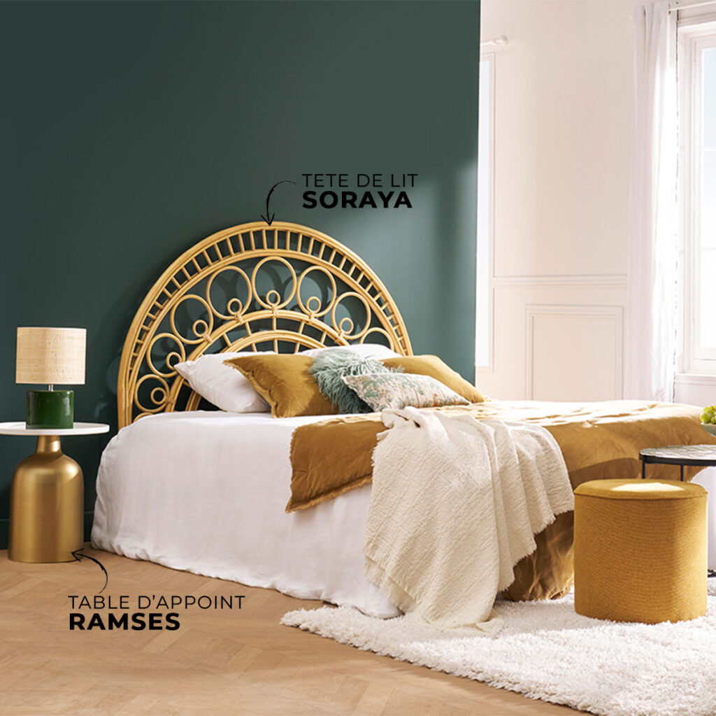 chambre bohème avec tête de lit rotin et plaids dorés