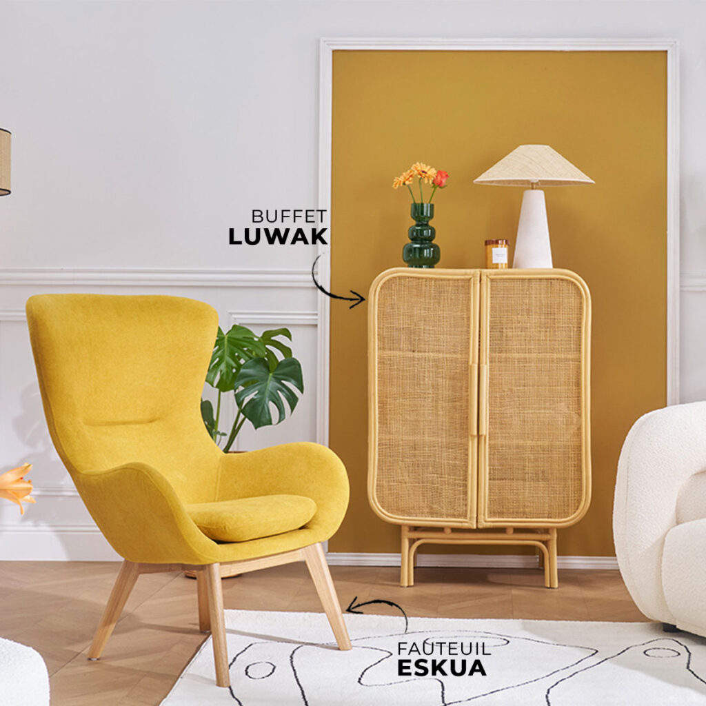 fauteuil dans salon avec buffet haut en rotin
