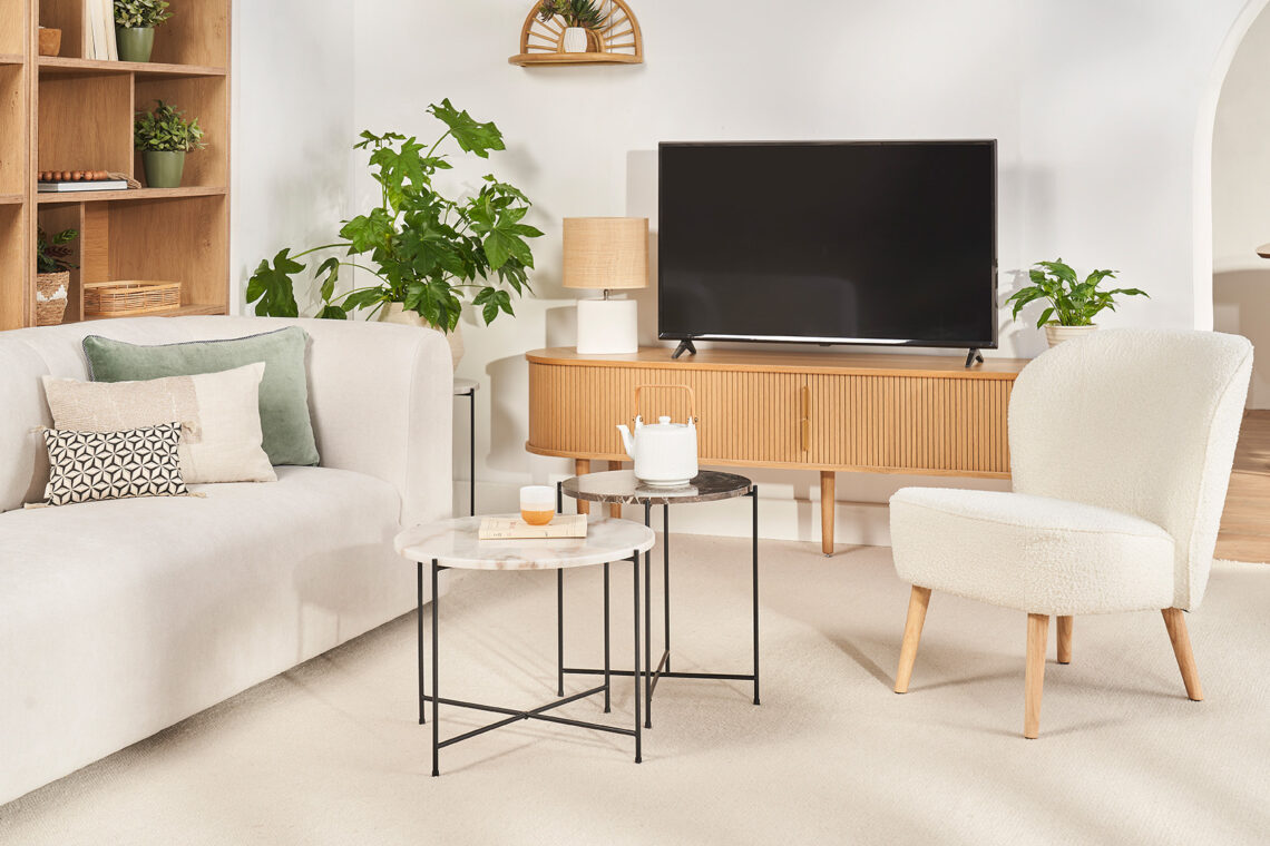 salon avec meuble tv bois clair et fauteuil blanc