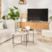 salon avec meuble tv bois clair et fauteuil blanc