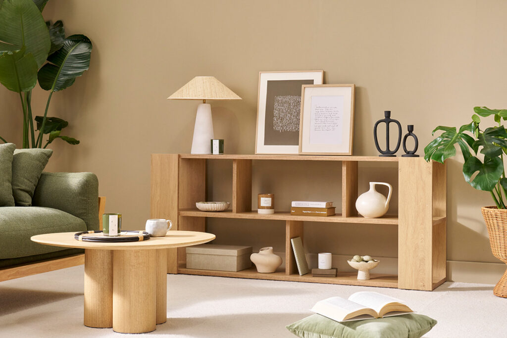 meuble de rangement dans salon bois clair