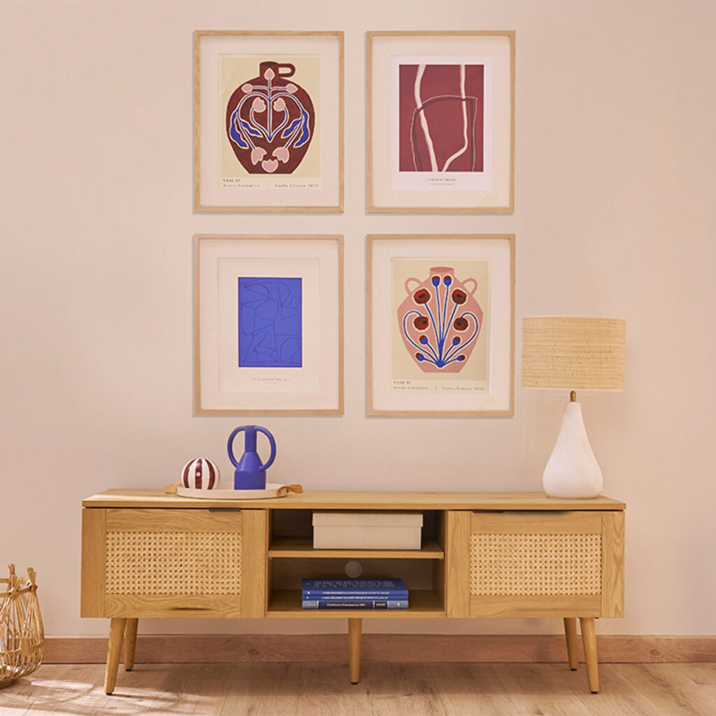 meuble tv en bois clair et rotin avec télé dessus