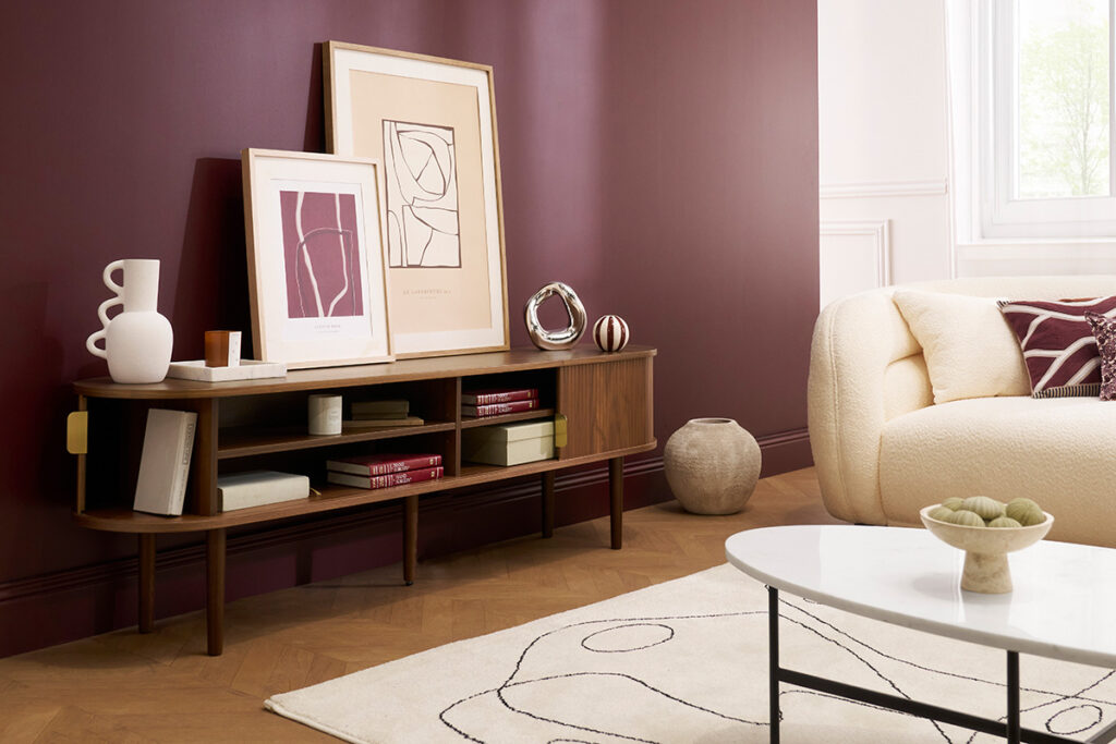 décoration violette autour de meuble tv en bois foncé