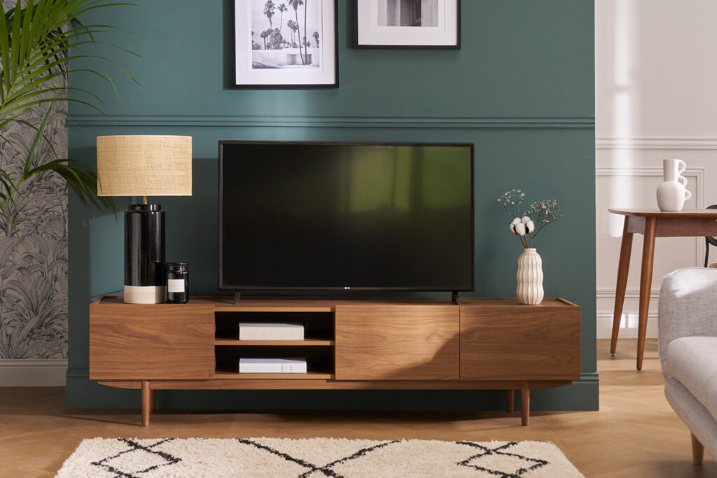 meuble tv en bois foncé avec lampe noir et rabane