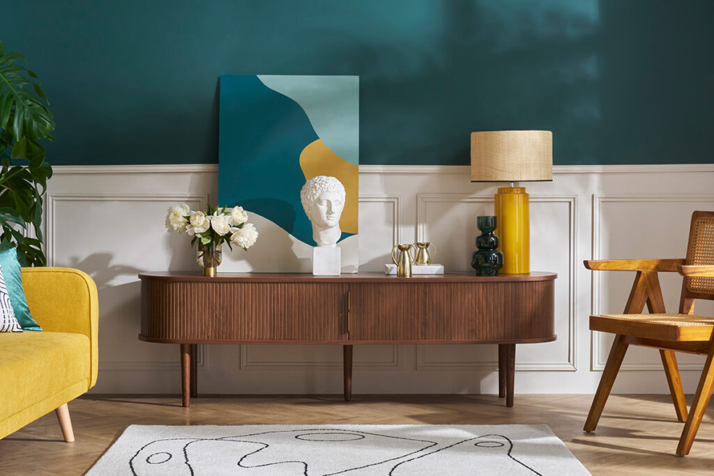 meuble tv bois avec lampe jaune et décoration