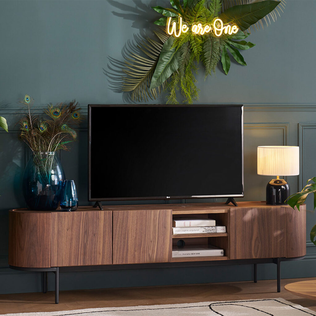 meuble télé bas en bois foncé + télé éteinte