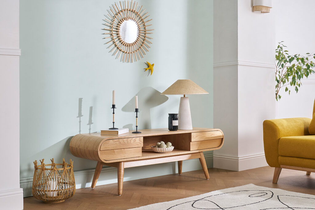 meuble tv bois clair avec lampe et miroir