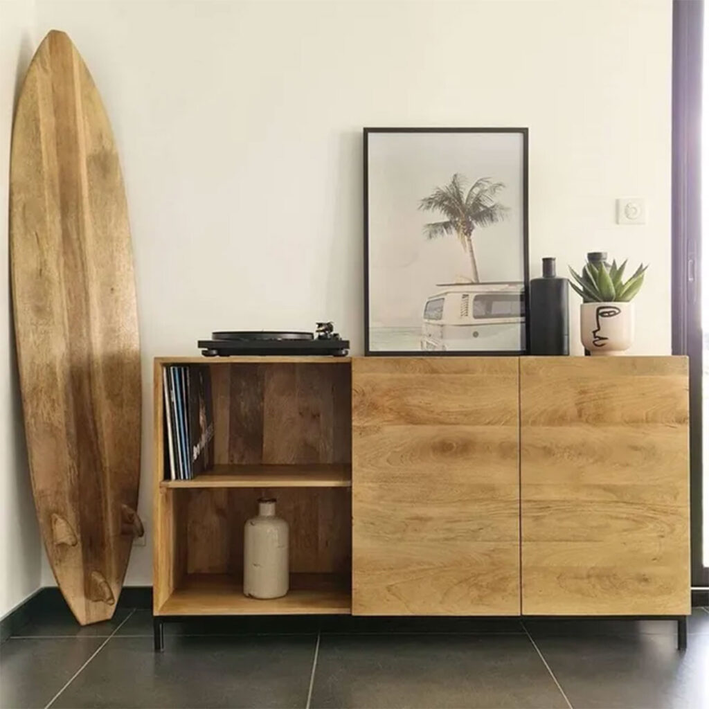 buffet bois et planche de surf bois