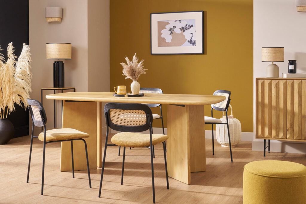 tableà manger bois et chaises jaunes