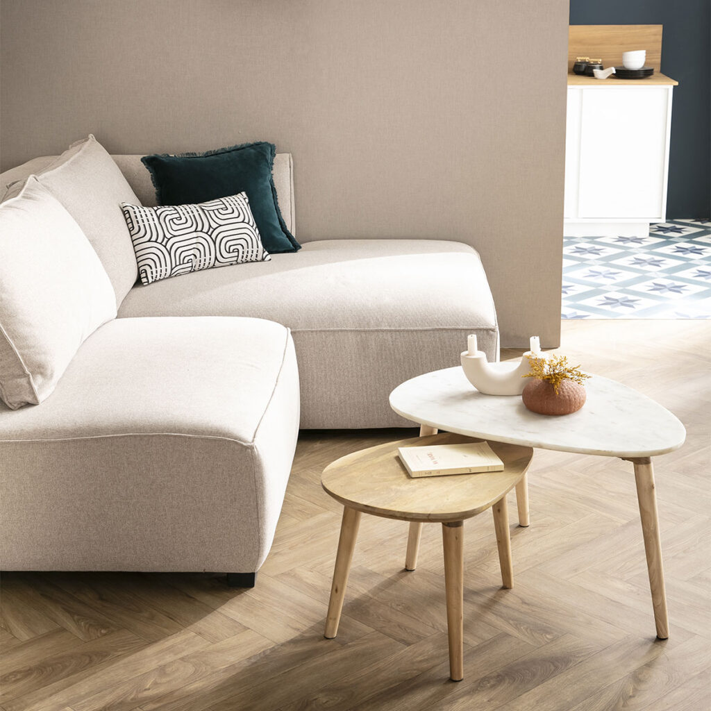 canapé d'angle avec table basse bois et marbre