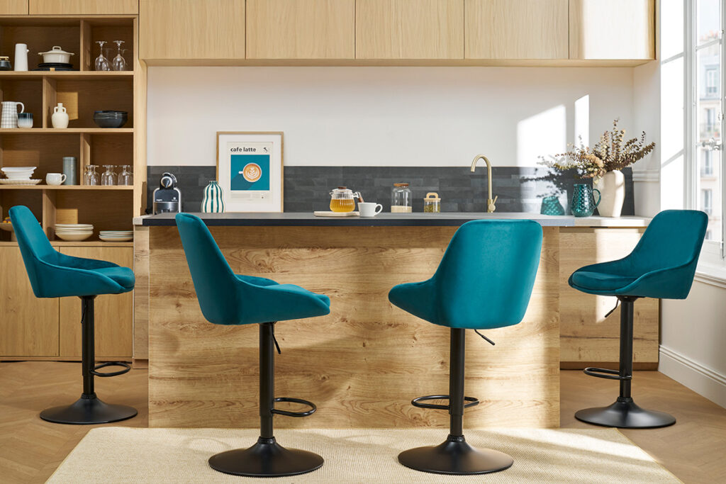 tabourets bleu et métal noir dans cuisine moderne