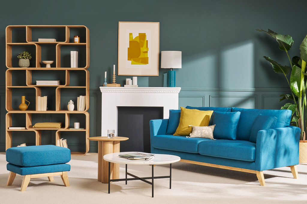 canapé et pouf bleu dans salon lumineux