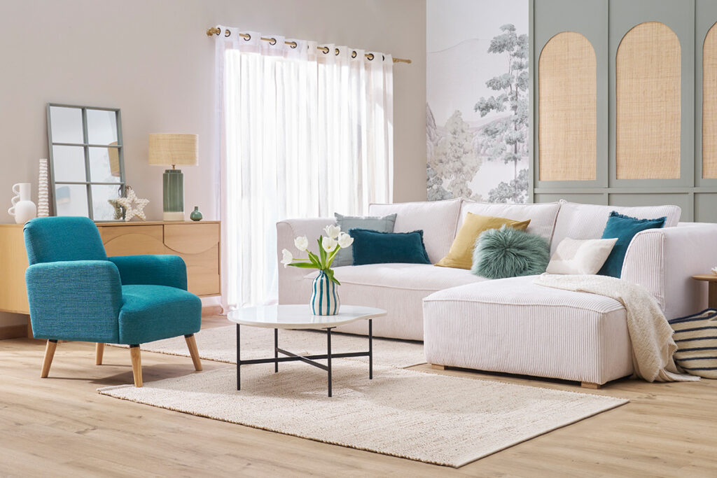 canapé velours blanc et fauteuil bleu